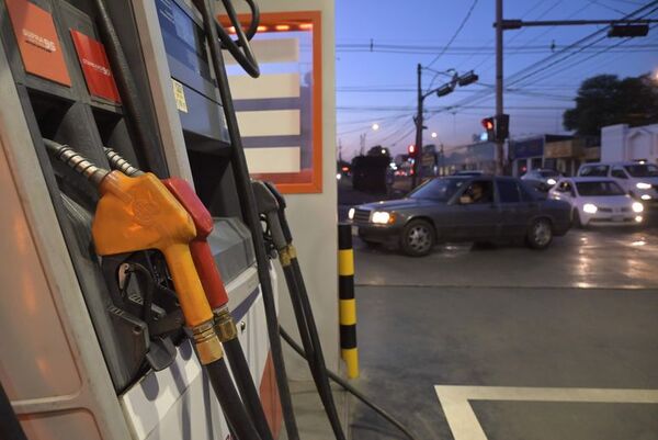 Combustibles podrían encarecerse hasta G. 600 por litro, según MIC - Nacionales - ABC Color