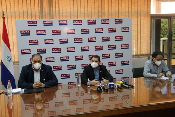 Cuadrillas de la ANDE trabajan en puntos donde se reportaron problemas en suministro de electricidad - El Trueno