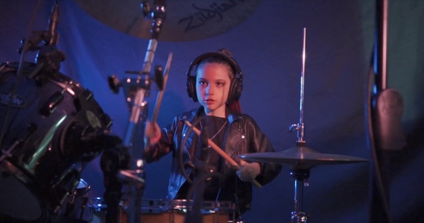 Emma Sofía, cantante y baterista paraguaya de 9 años, estrena “The Ride Of a Lifetime”