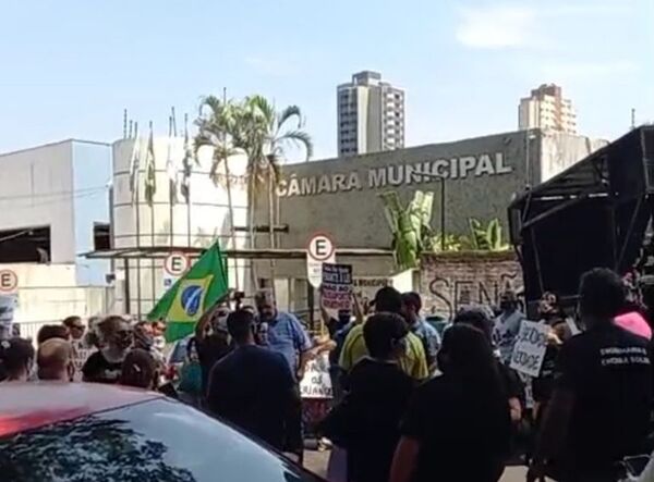 Un grupo de brasileños protesta contra el pase sanitario en Foz - ABC en el Este - ABC Color