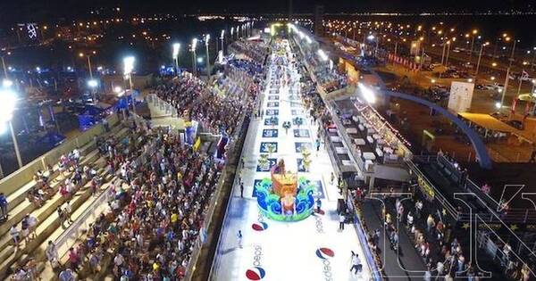 La Nación / Brillo, piel y reggae brasileño, en una única noche de carnaval encarnaceno 2022