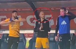 Delantero canta himno del rival y termina pidiendo disculpas