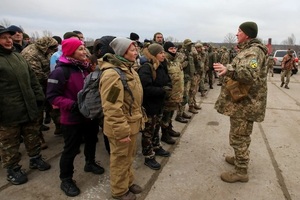 Ucranianos a las armas: Civiles cerca de la frontera con Rusia se preparan para lo desconocido