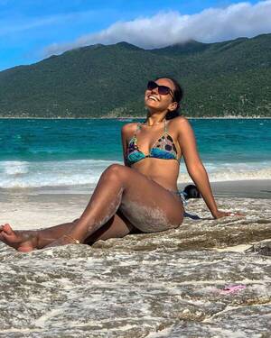 Crónica / ¿Modelo? No, es la periodista del SNT, atrapando miradas en la playa