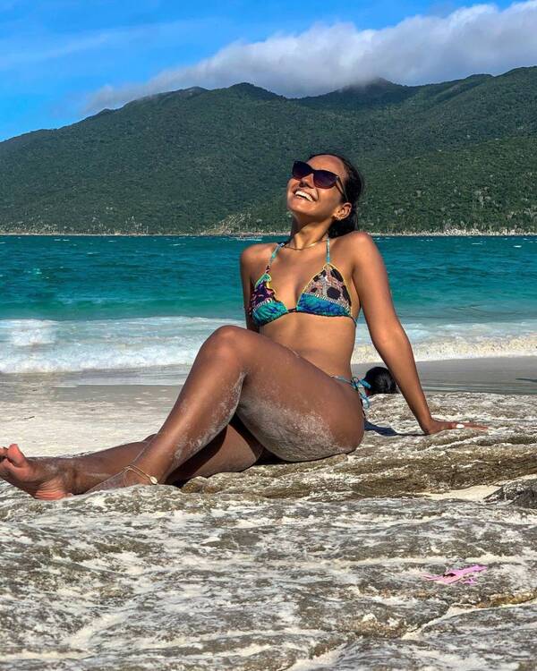 Crónica / ¿Modelo? No, es la periodista del SNT, atrapando miradas en la playa