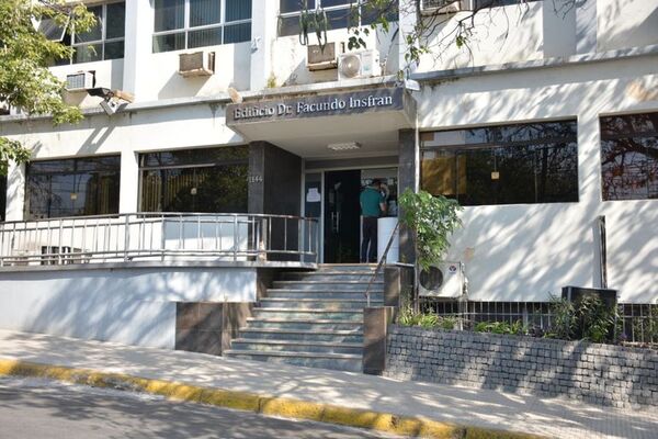 Graban a un policía que supuestamente actuaba de gestor en Jubilaciones del IPS - Nacionales - ABC Color