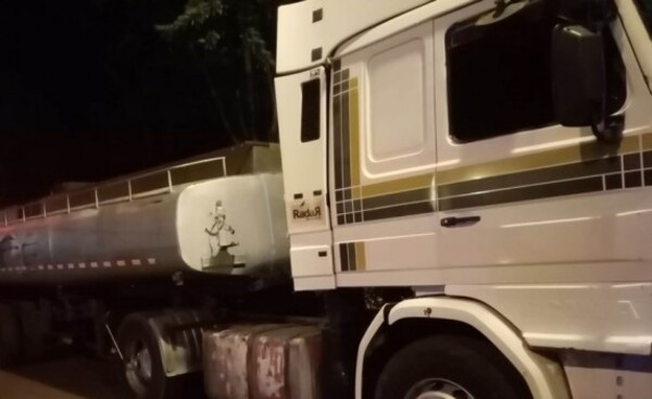 Ebria que practicaba a manejar un camión deja un barrio sin luz