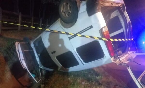 Agresivo conductor volcó su camioneta y fue esposado por negarse a ser asistido - Nacionales - ABC Color