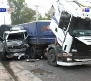 Camiones protagonizan aparatoso accidente en Luque - Paraguay.com