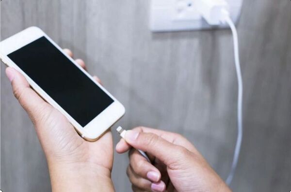 Adolescente enchufó cargador de celular y murió electrocutado