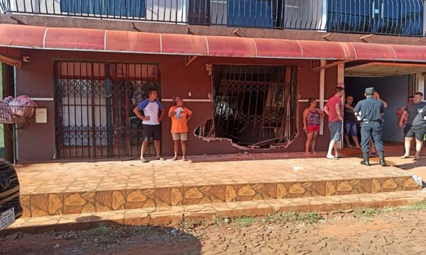 Menor de 15 años choca el furgón de su padre contra vivienda de un vecino – Diario TNPRESS