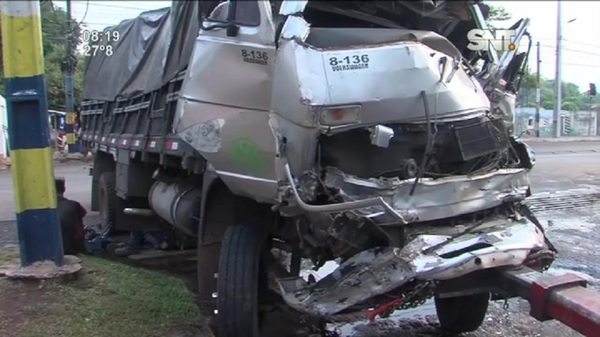 Luque: Choque entre camiones deja un herido y daños materiales - SNT