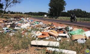 Basural a metros del Arroyo Yukyry y de Subcomisaría •