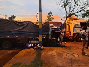 Aparatoso choque entre camiones en Luque - Nacionales - ABC Color