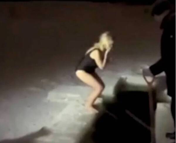 Crónica / [VIDEO]¡Terrible! Se tiró al río congelado como dice la tradición pero quedó atrapada bajo el hielo