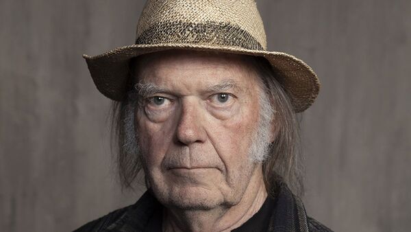 Neil Young se retirará de Spotify si no eliminan un pódcast antivacunas