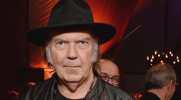Neil Young se retirará de Spotify si no eliminan un pódcast antivacunas