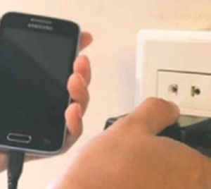 Adolescente muere electrocutado al enchufar el cargador de su celular - Paraguay.com