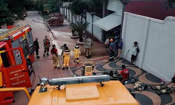 Heroica reacción de bomberos para rescatar a una familia en Ciudad del Este – Prensa 5