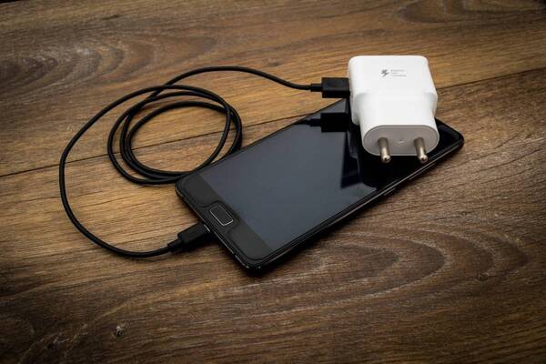 Crónica / Un péndex falleció electrocutado al cargar su celular