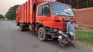 Mecánico encadena su moto a un camión en reclamo de un pago