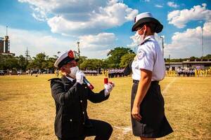 Crónica / Se comprometieron ante un pelotón de bomberos