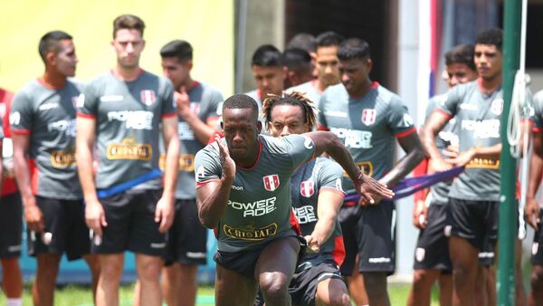 Perú se entrena con todos sus convocados para el duelo con Colombia