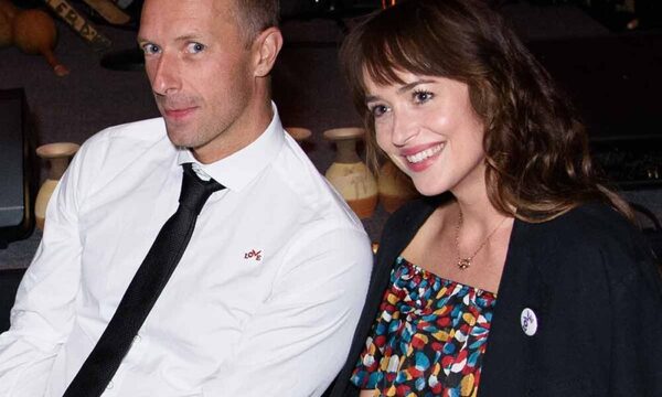 Chris Martin aparece por sorpresa en videoconferencia de Dakota Johnson y se hace viral