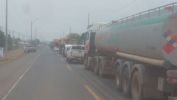 Filas de vehículos de hasta cinco kilómetros tras cierre de ruta Transchaco por indígenas - Nacionales - ABC Color