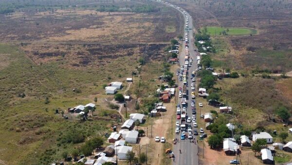 Nativos cierran la Transchaco exigiendo hablar con autoridades y hay caos vehicular