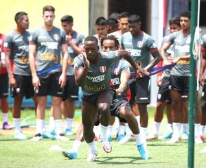Perú se entrena con todos sus convocados para el duelo con Colombia
