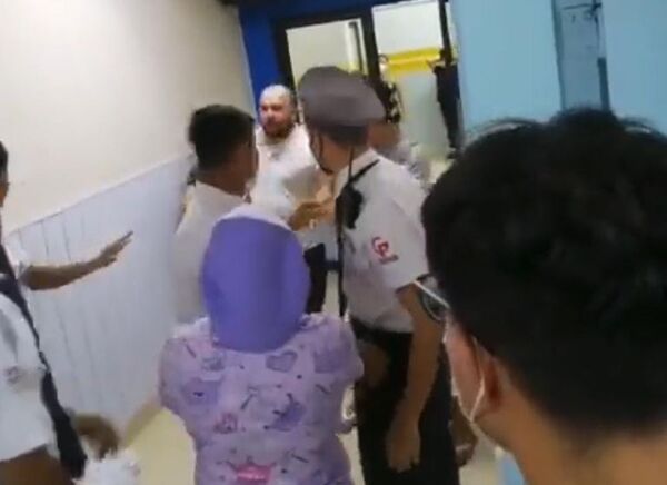 Graban cómo guardias y el papá de un paciente se enfrentan en el Hospital Acosta Ñu - Nacionales - ABC Color