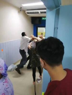 Crónica / ¡Papá se tomó a los golpes con guardias en la puerta de terapia intensiva!