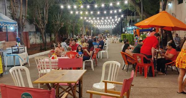 La Nación / Emprendedores LN: jóvenes convierten calle en peatonal y montan un food park en Paraguarí