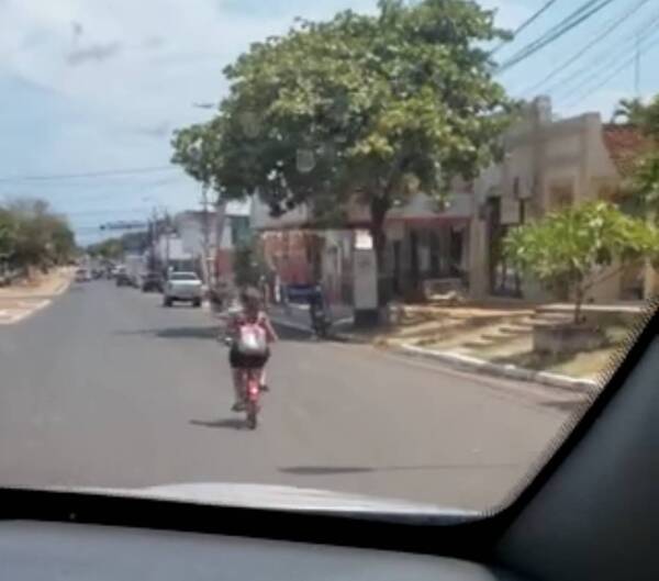 Crónica / Peque de 5 años se escapó en bici de su casa y un fiscal la rescató