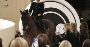 La Nación / Alta costura en París: montada en un caballo, Carlota Casiraghi presidió el desfile de Chanel
