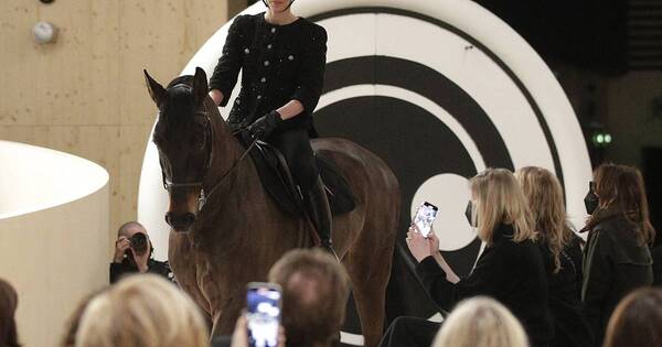 La Nación / Alta costura en París: montada en un caballo, Carlota Casiraghi presidió el desfile de Chanel