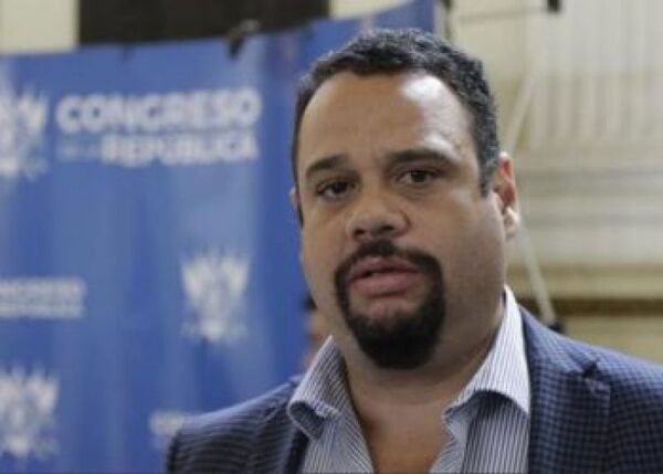 Ministro fugitivo se entrega en medio de ataques a sistema de justicia en Guatemala