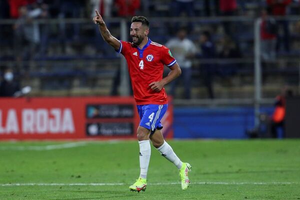 El chile no Isla reclama y muestra PCR negativo - Fútbol - ABC Color