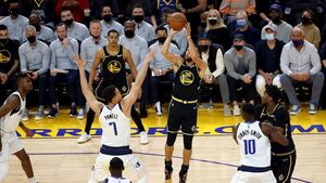 NBA: Los Warriors aplastan a los Mavs