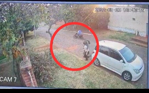 Mujer fue atacada por dos motochorros frente a su vivienda en Encarnación