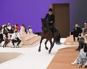 Moda al galope: Carlota Casiraghi preside montada a caballo el desfile de alta costura - Estilo de vida - ABC Color