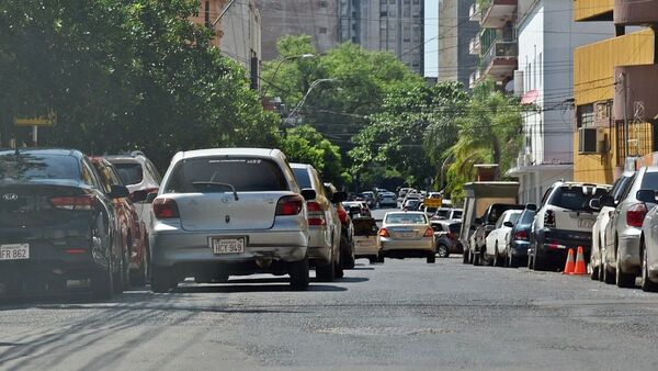 Estacionar en doble fila: una práctica común muy peligrosa