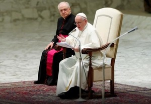 Papa Francisco pide a los padres que no condenen a sus hijos por su orientación sexual