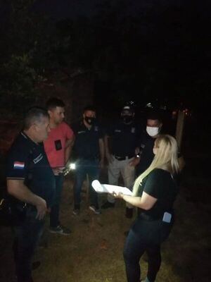 Detienen e imputan a madre y padrastro de menor a quién habrían filmado mientras tenía sexo