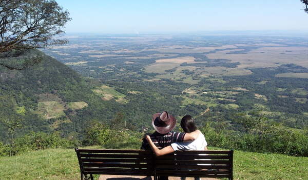 Grupo armado asalta a jóvenes en la cima del cerro Tres Kandu - Noticiero Paraguay