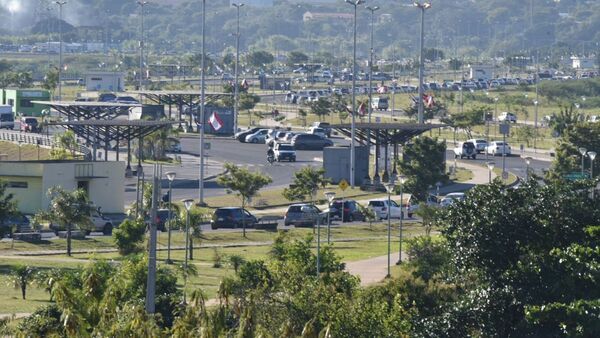 MOPC sostiene que la Comuna manipuló cables de postes en la Costanera