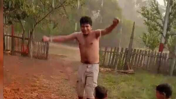 ¡El loco festejo de Jaka bajo la lluvia!