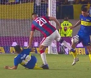 Cañean al “gordo” Ortigoza por pisar a péndex de Boca (VIDEO)