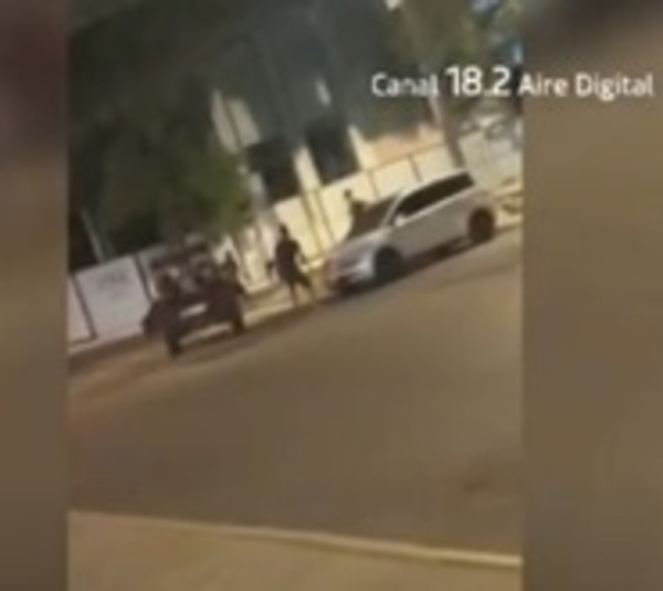 Rapiñan un auto a metros de la Comandancia de la Policía - Paraguay.com